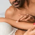 Goliate Olio commestibile da massaggio e lubrificante 2in1 BIO - nocciola 2 ml - campione - per lei e per lui