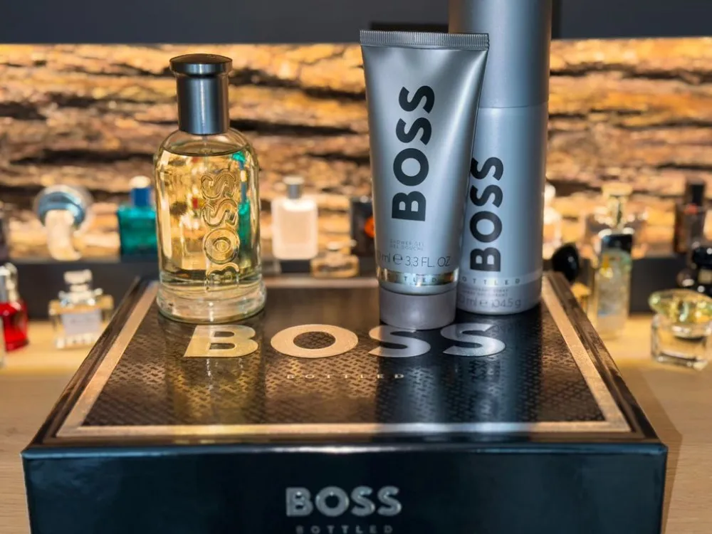 Boss Bottled set regalo per uomo eau de toilette 100 ml + gel doccia 100 ml + deodorante spray 150 ml 100 ml + sprchový gel 100 ml + deosprej 150 ml