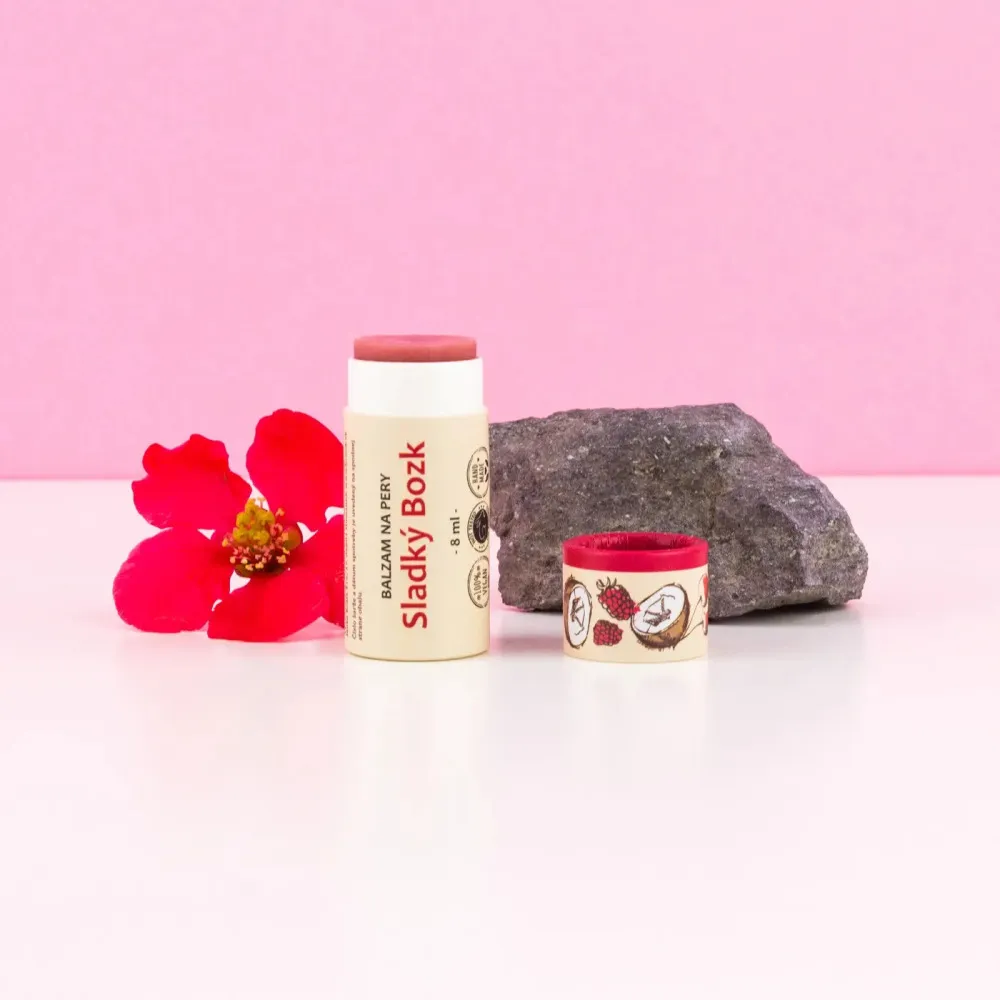 Kvitok Lip Balm Sweet Kiss (8 ml) - tinge leggermente le labbra