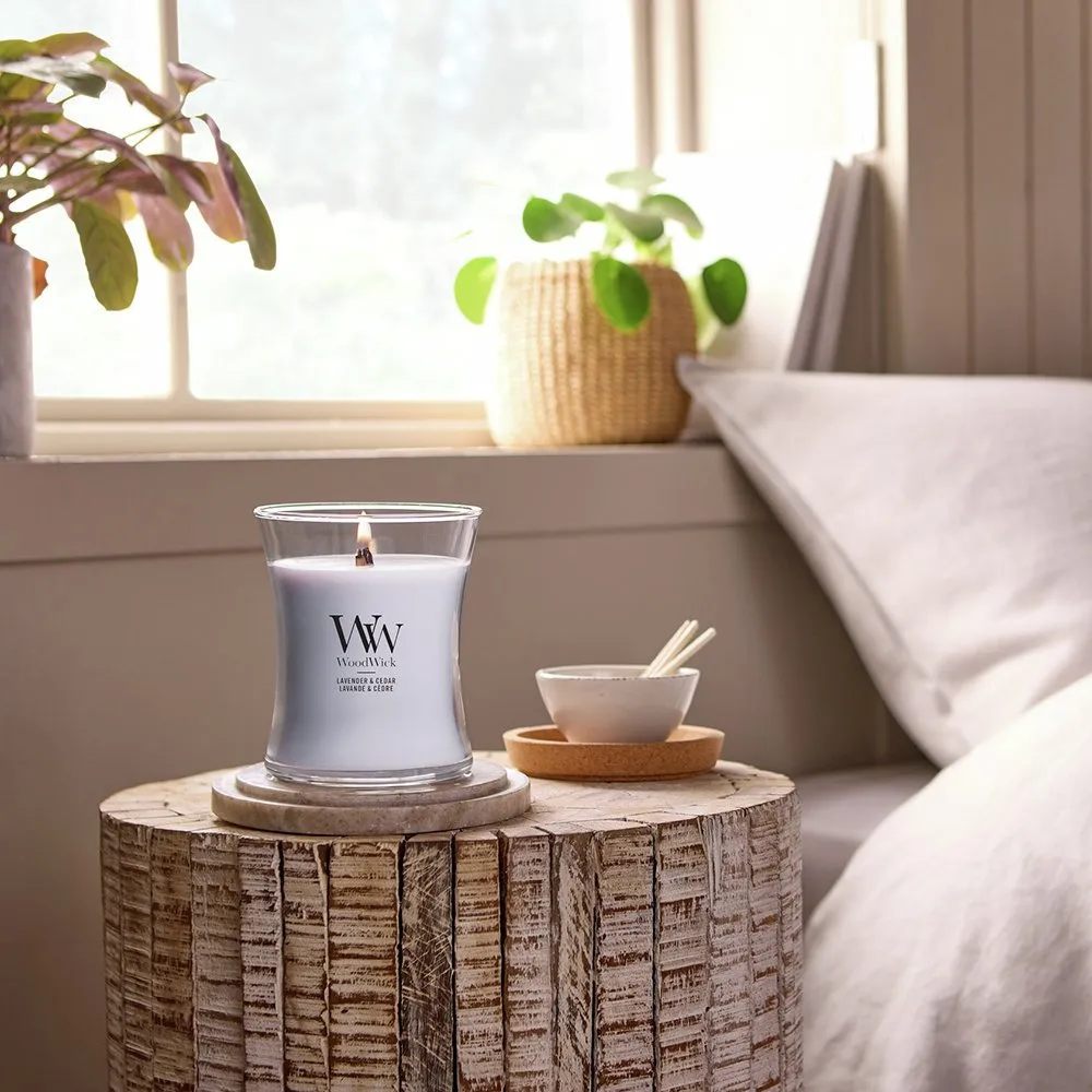 Lavender & Cedar candela profumata con stoppino in legno 275 g