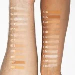 Uoga Uoga Fondotinta in polvere minerale con ambra (10 g) 806 Goddess of Gold - leggero, naturale, SPF 15