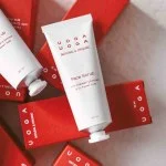 Uoga Uoga Peeling viso rigenerante ai mirtilli rossi (40 ml) - per una pelle più levigata e luminosa