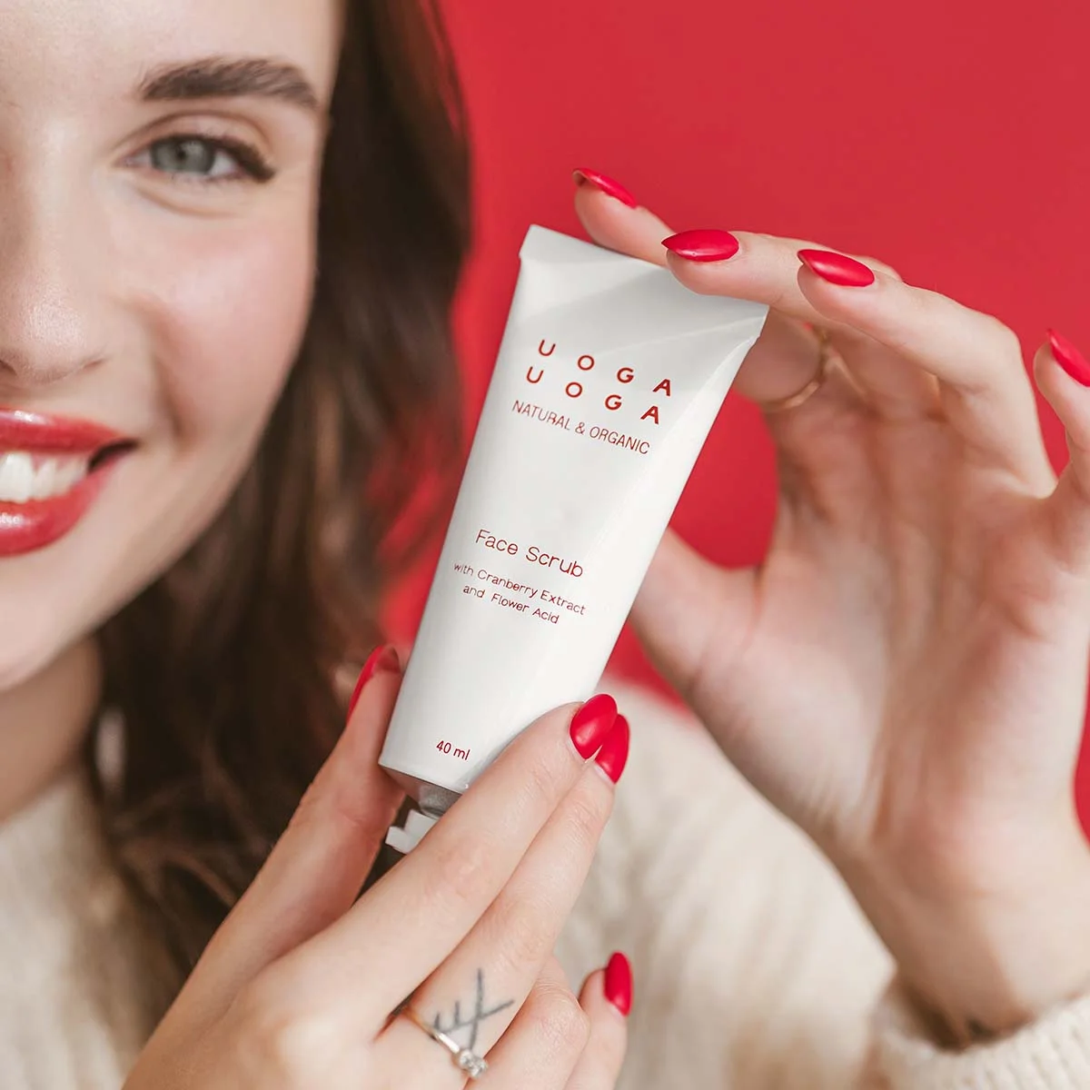 Uoga Uoga Peeling viso rigenerante ai mirtilli rossi (40 ml) - per una pelle più levigata e luminosa