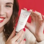 Uoga Uoga Peeling viso rigenerante ai mirtilli rossi (40 ml) - per una pelle più levigata e luminosa