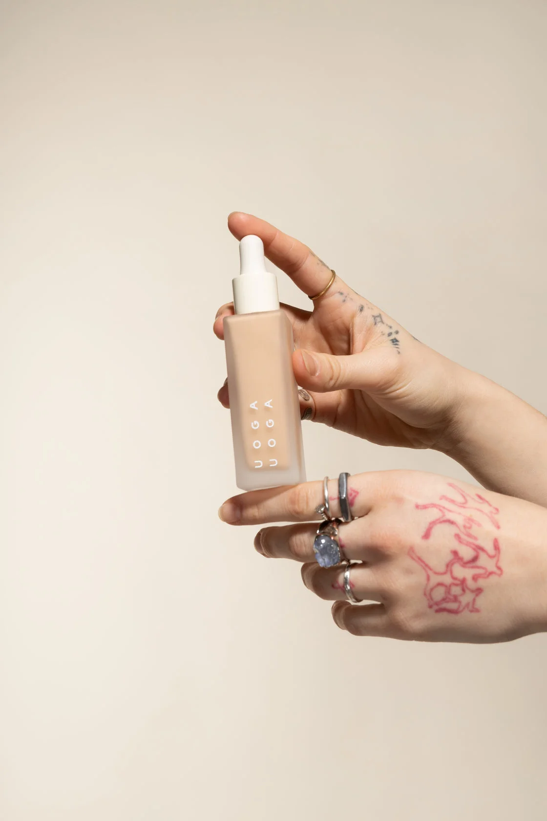 Uoga Uoga Fondotinta minerale liquido e siero SPF 20 BIO (30 ml) 682 Foamy Sea - idrata e protegge la pelle