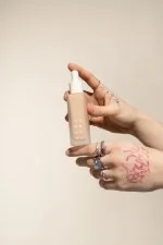 Uoga Uoga Fondotinta minerale liquido e siero SPF 20 BIO (30 ml) 686 Wind and Water - idrata e protegge la pelle