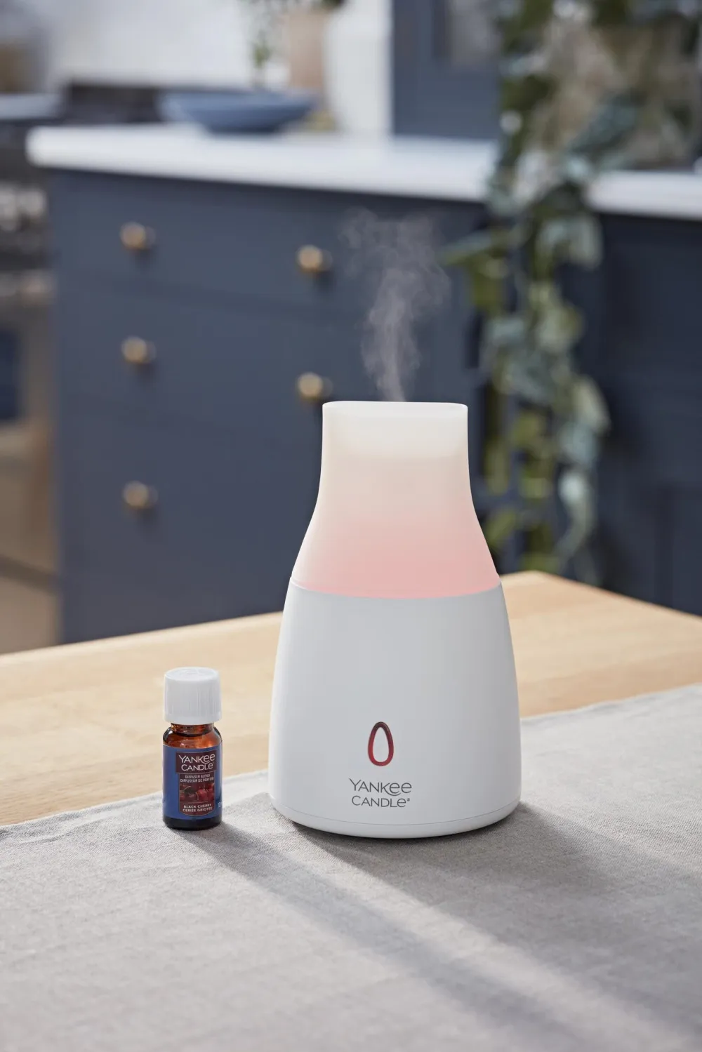 Diffusore di aromi ad ultrasuoni Yankee Candle Black Cherry e olio profumato Yankee Candle Black Cherry ultrazvukový aroma difuzér a vonný olej