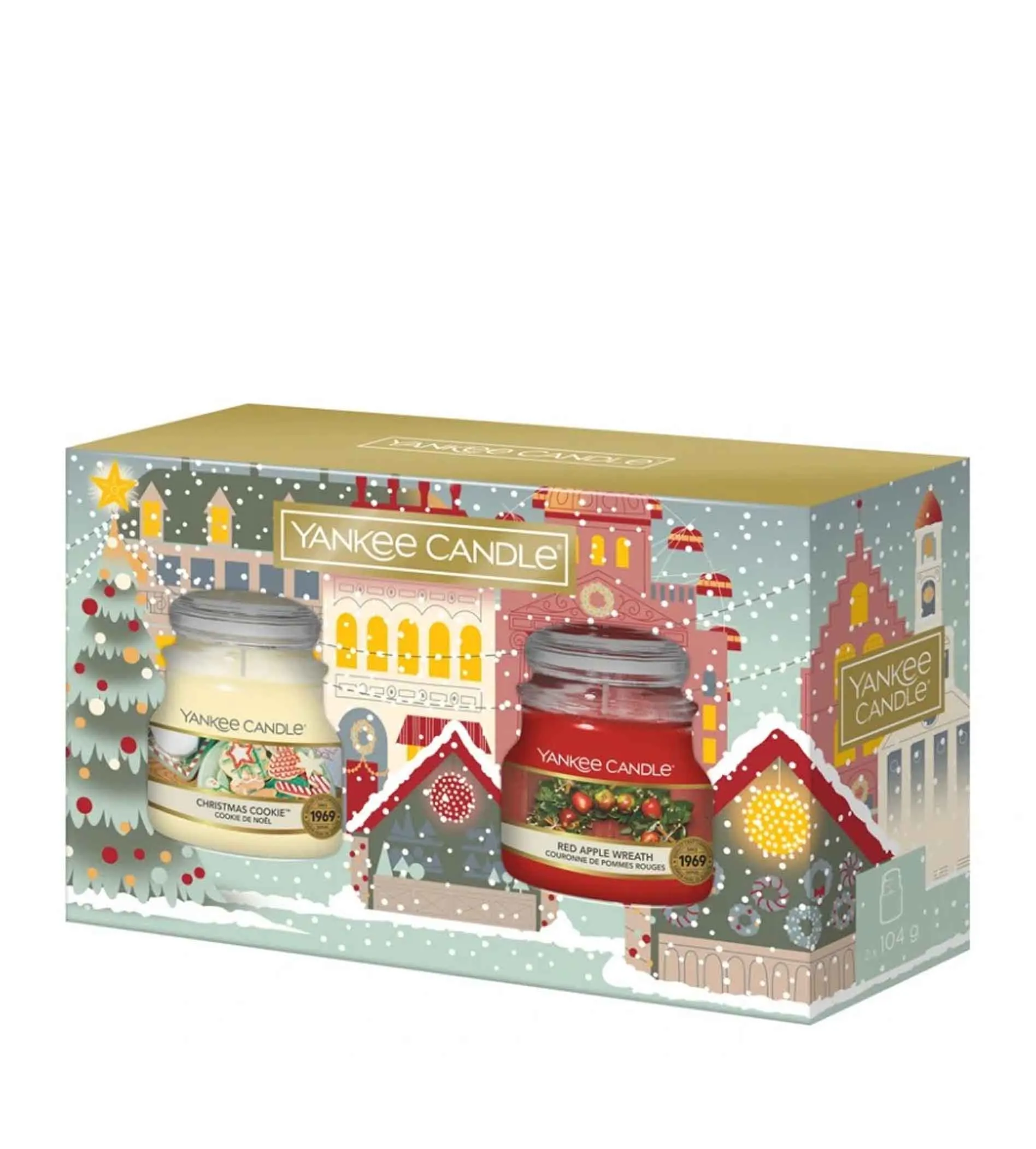 Passport to the Holidays set regalo candela profumata Christmas Cookie 104 g + candela profumata Red Apple Wreath 104 g Christmas Cookie 104 g + Red Apple Wreath 104 g
