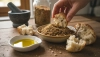 Dukkah è una croccante miscela egiziana per intingere il pane nell'olio