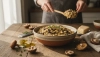 Salato oatto d'avena con funghi come alternativa salutare al risotto
