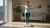 Prova esercizi di equilibrio con un cuscino sotto i piedi