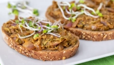 Preparazione del tartare di zucchine per una cena leggera e fresca