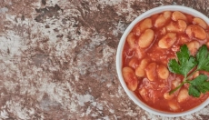 Scopri la magia dei fagioli in una semplice salsa di pomodoro