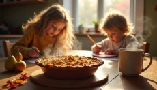 Una torta di pere con crumble si prepara con ingredienti semplici e accessibili.