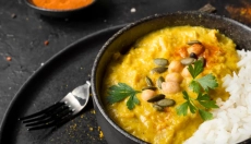 Il gusto esotico e i benefici del curry indiano con latte di cocco