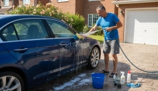 Come il lavaggio ecologico dell'auto risparmia acqua e denaro