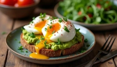Come gustare un toast all'avocado con uovo e arricchire la colazione