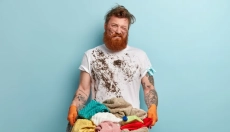 Come rimuovere le macchie di grasso dai vestiti