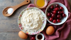 Soffice dolce in tazza con frutta che profuma d'estate