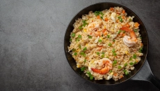 Preparate un autentico nasi goreng indonesiano