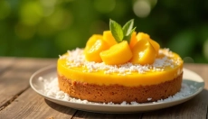 La torta al mango senza cottura è il dessert ideale per le feste estive.