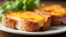 Scoprite il fascino dei toast al forno con prosciutto e formaggio