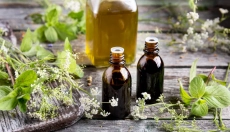 Gli oli naturali aiutano ad ammorbidire anche i tipi di cicatrici più vecchie.