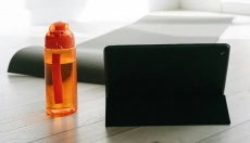 Bottiglie d'acqua moderne come accessorio indispensabile per la salute