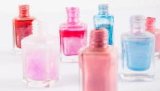 Bellezza senza chimica con smalto per unghie naturale