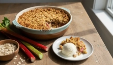 Il crumble di rabarbaro con briciole di avena non delude mai