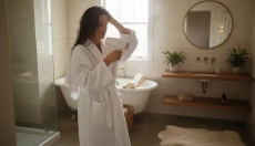 Asciugare correttamente i capelli vi aiuterà a ottenere una lucentezza sana e a liberarvi del fastid