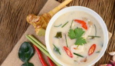 Ricetta per Tom Kha Gai, che ti riscalderà e ti incanterà con il suo sapore