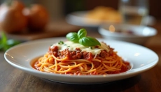 Spaghetti al forno con carne macinata che vi sazieranno e delizieranno