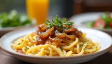 Scopri l'atmosfera alpina con deliziosi Käsespätzle nel piatto