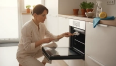 Eliminate facilmente lo sporco tra i vetri dello sportello del forno